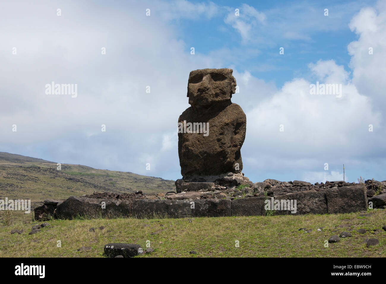 Isola di Pasqua aka Rapa Nui. Rapa Nui NP, Anakena & Ahu Nau Nau. Importante altare storico con singolo moai statua sulla collina. Foto Stock
