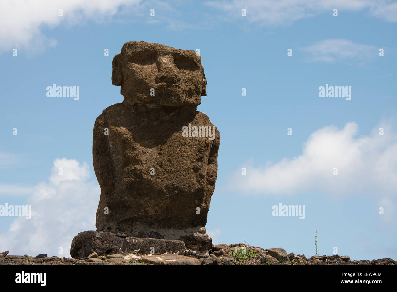 Isola di Pasqua aka Rapa Nui. Rapa Nui NP, Anakena & Ahu Nau Nau. Importante altare storico con singolo moai statua sulla collina. Foto Stock