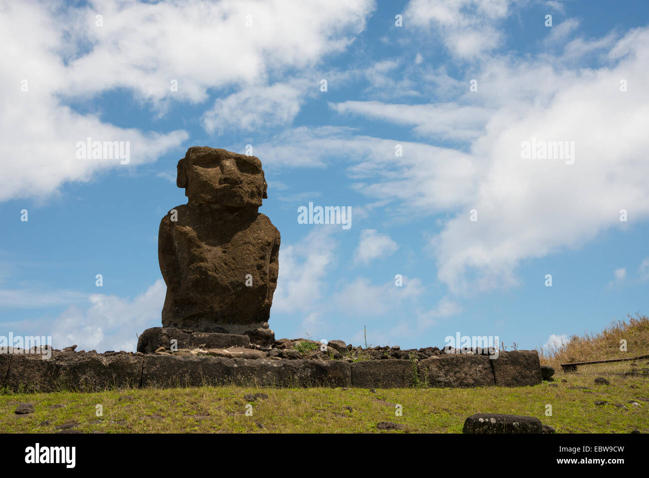 Isola di Pasqua aka Rapa Nui. Rapa Nui NP, Anakena & Ahu Nau Nau. Importante altare storico con singolo moai statua sulla collina. Foto Stock