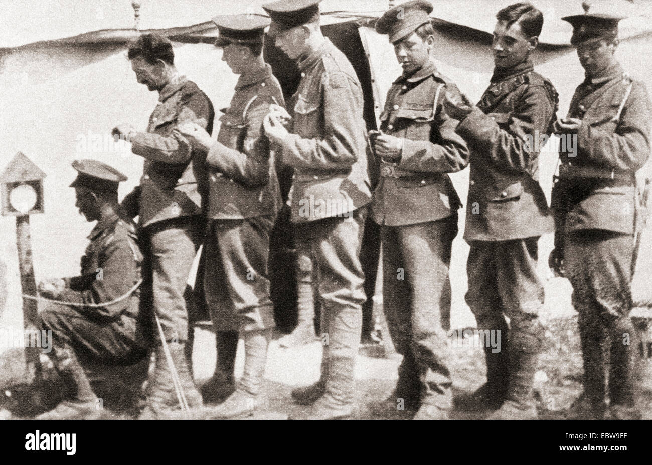 Soldati durante la prima guerra mondiale sincronizzano i loro orologi con un orologio montato su un palo nel campo. Questo era fondamentale per ottenere l'unanimità del movimento e una perfetta cooperazione prima di un attacco. Foto Stock