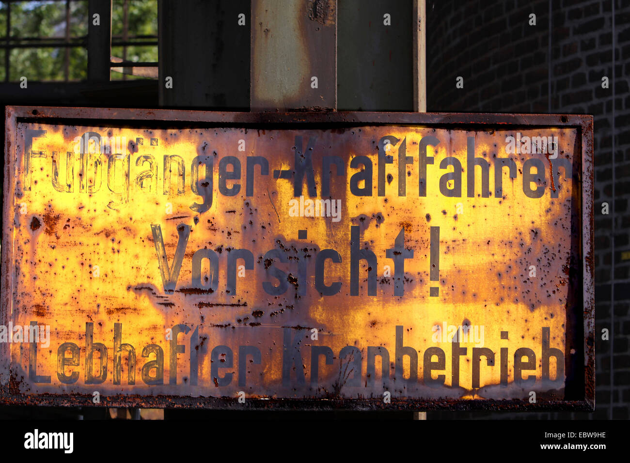 Il vecchio segno di avvertimento etichettato 'Fussgaenger-Kraftfahrer Vorsicht! Lebhafter Kranbetrieb', in Germania, in Renania settentrionale-Vestfalia, la zona della Ruhr, Duisburg Foto Stock