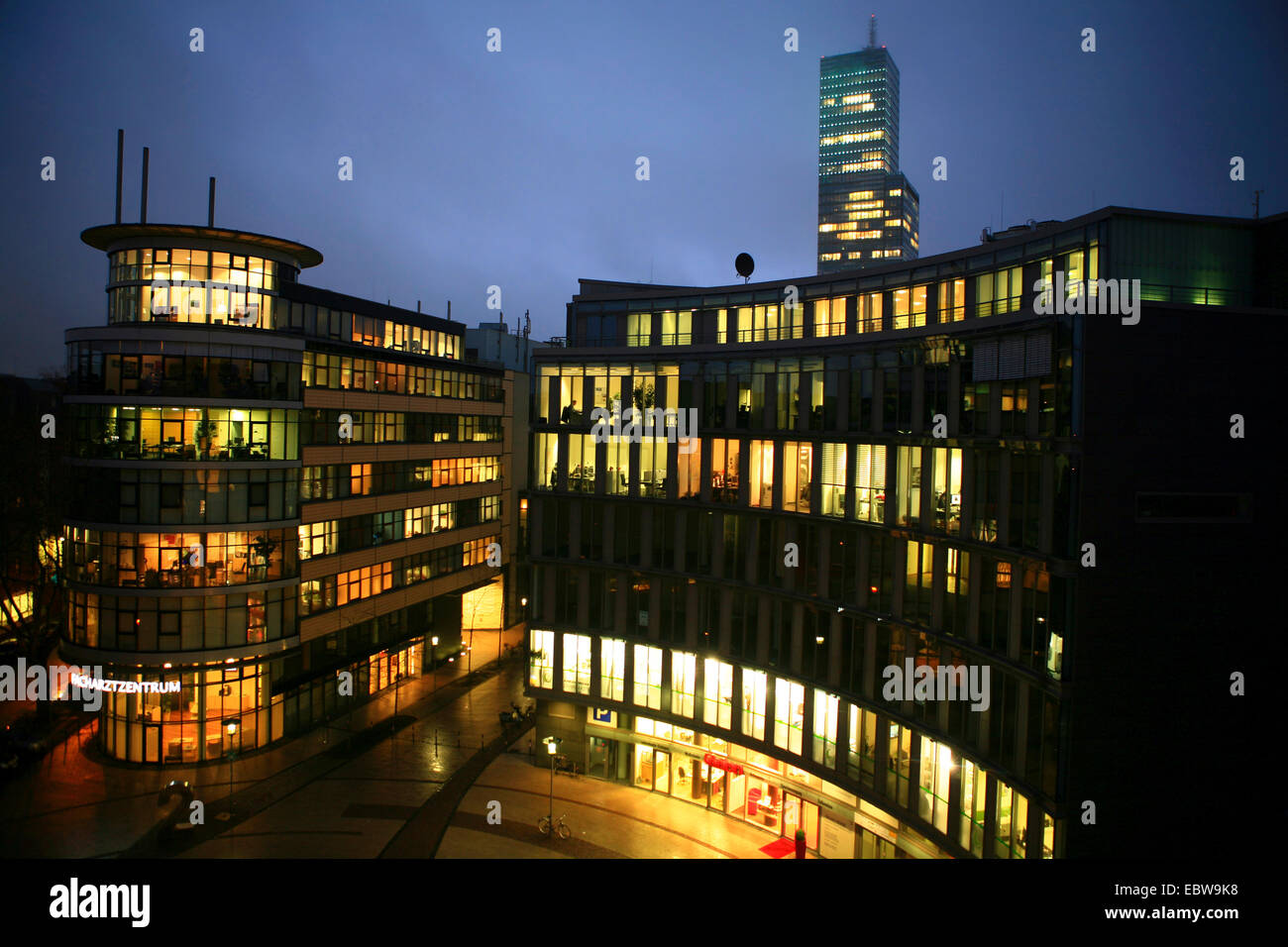 Edifici illuminati di sera, in Germania, in Renania settentrionale-Vestfalia, Mediapark, Colonia Foto Stock