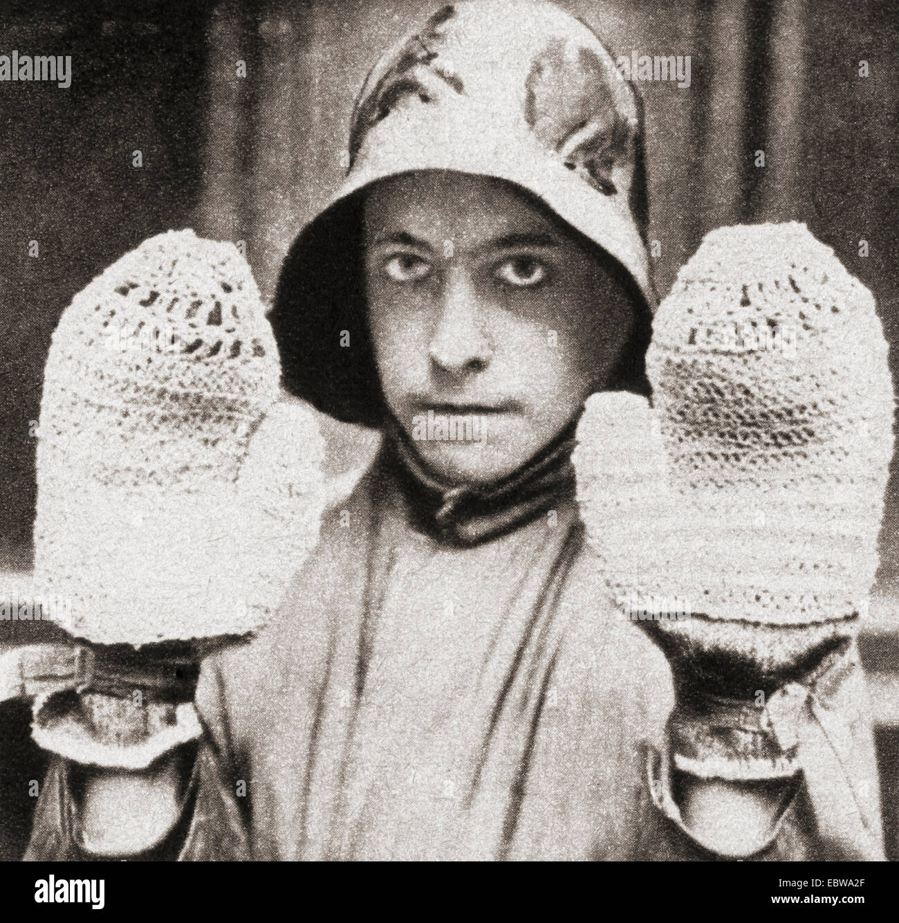 Guanti realizzati in stringa, utilizzato durante la Prima Guerra Mondiale per proteggere le mani di uomini impegnati sul mio spazzatrici. Foto Stock