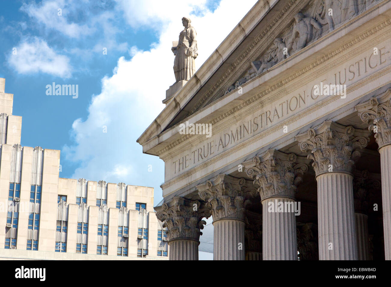 Corte Suprema di New York edificio in Manhattan inferiore mostra le parole 'Il vero amministrazione della giustizia' sulla sua facciata in Foto Stock