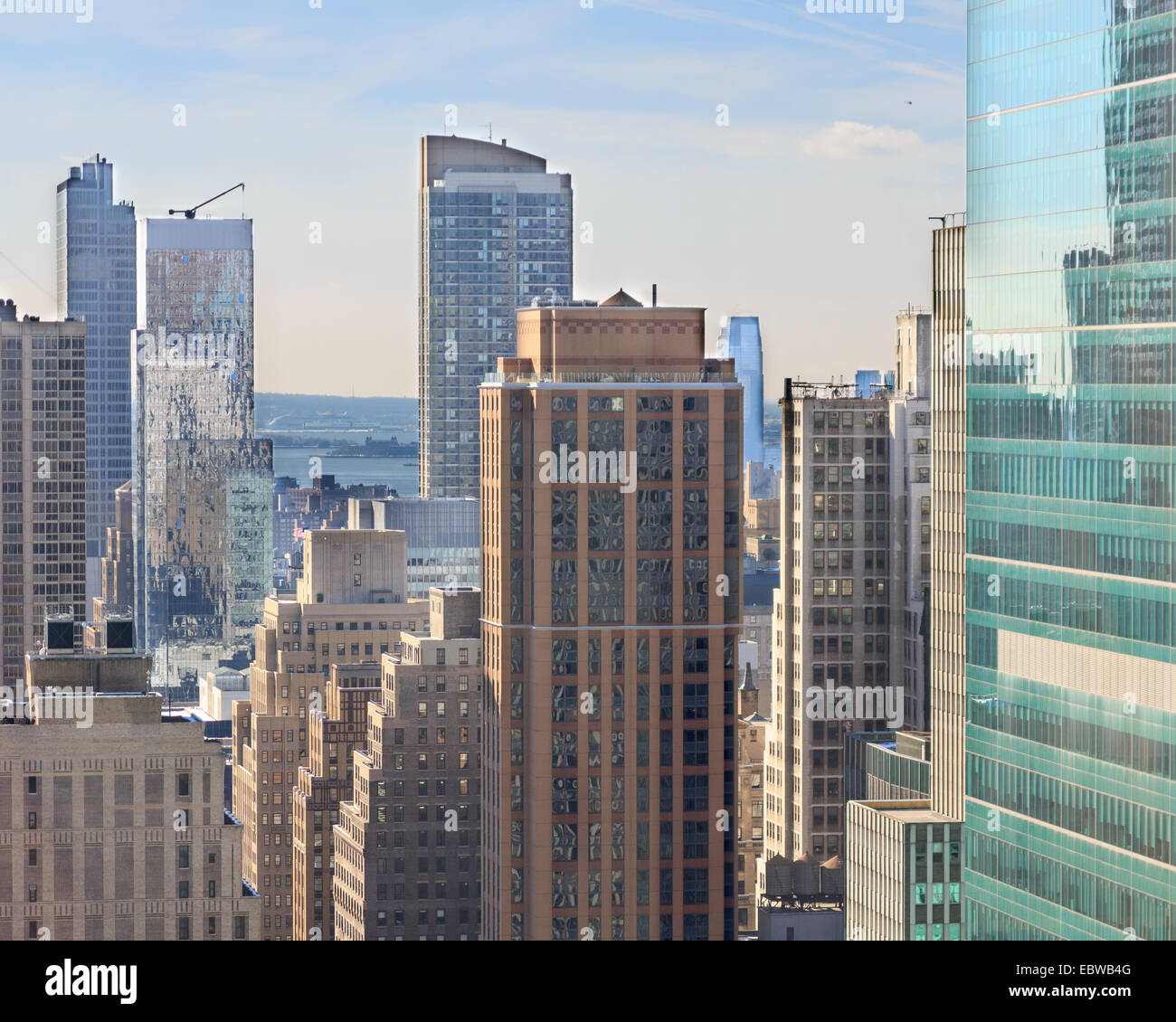 Vista tra i grattacieli di New York, NY, STATI UNITI D'AMERICA Foto Stock
