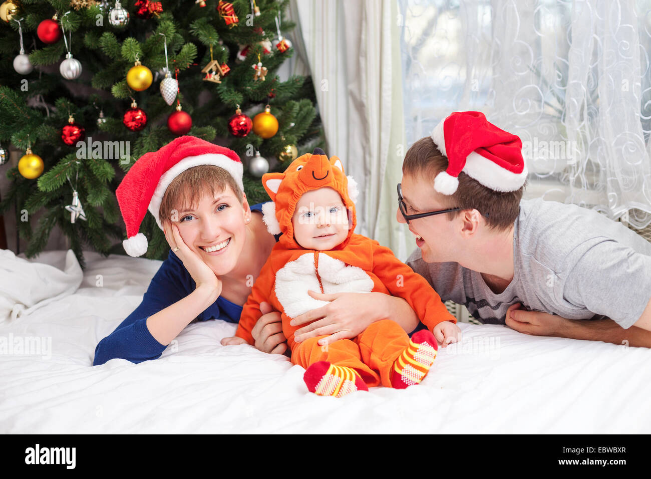 Giovane famiglia con bambino vestito in piccolo fox costume Foto Stock