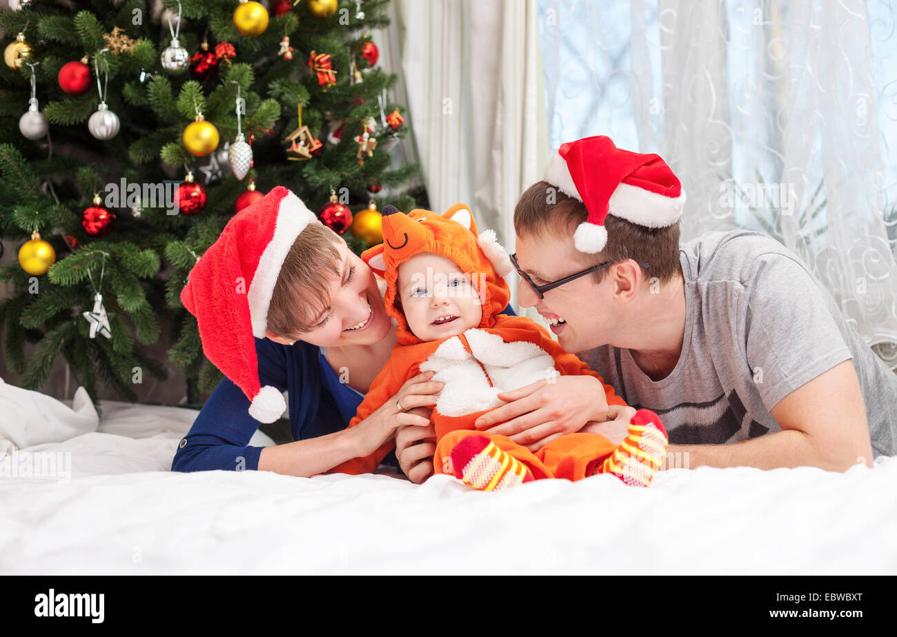 Giovane famiglia con bambino vestito in piccolo fox costume Foto Stock