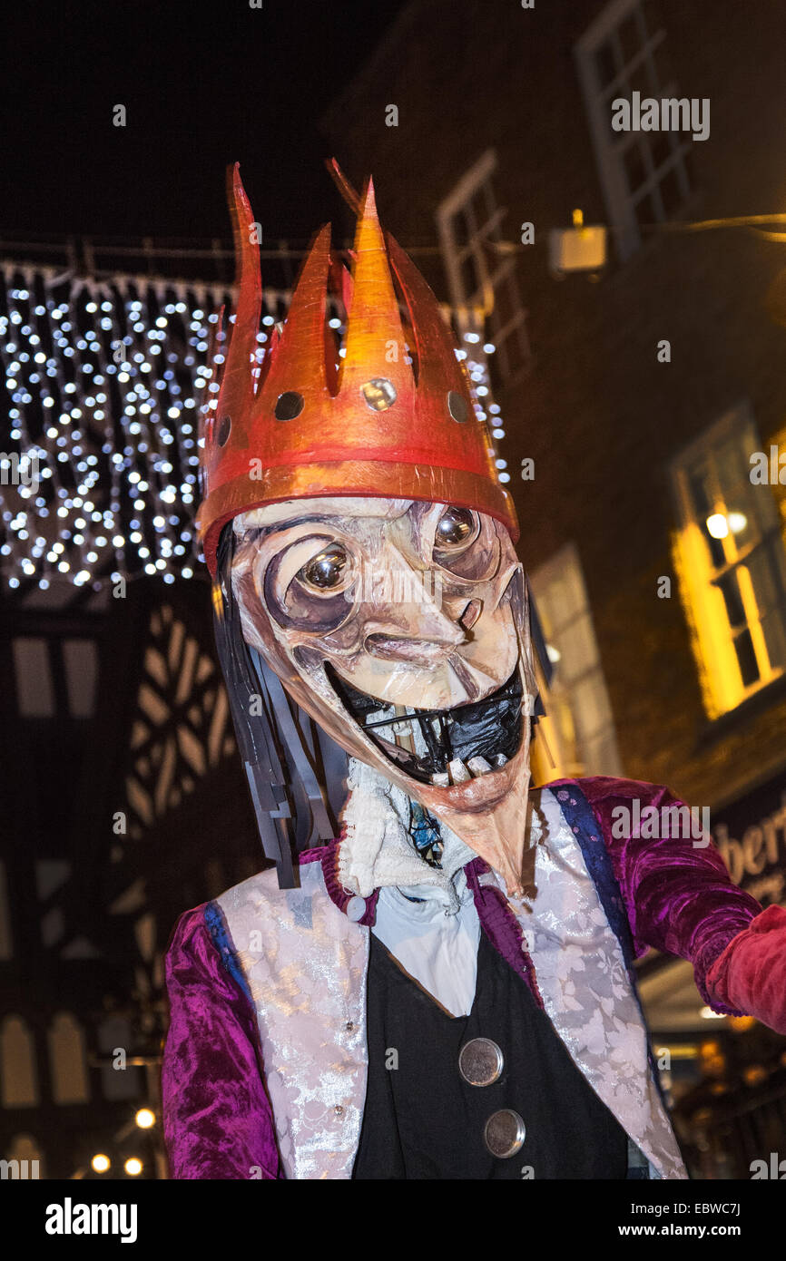 Chester, Regno Unito del 4 dicembre, 2014. La caricatura, burlesque, parodia figura al Mid-Winter guardare la sfilata da piazza Municipio, giù San Werburgh Street, Eastgate Street, Bridge Street, la Croce e Northgate Street. Karamba Samba un 'fantasma band" ha portato una divertente parata di scheletri, incendio respirazione, lo scheletro di cuochi di Natale, angeli e demoni come hanno celebrato il solstizio d'inverno. Un evento che risale al Quattrocento, dove artisti locali e gruppi comunitari di unirsi insieme per celebrare il tempo quando la città leader dovrebbe consegnare le chiavi della città. Credito: Mar fotografico/Alamy Live News Foto Stock