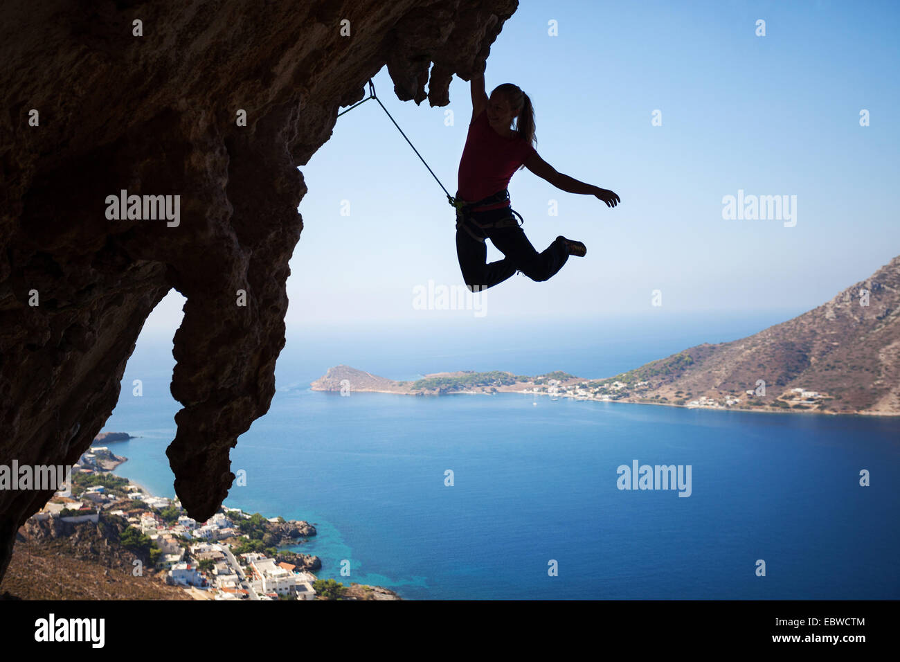 Silhouette di una giovane donna di scalatore su una scogliera. Kalymnos Island, Grecia Foto Stock