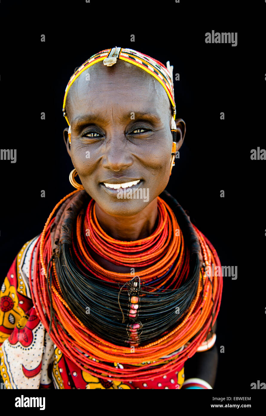 Una bella donna Rendille del suo villaggio nel nord del Kenya. Foto Stock