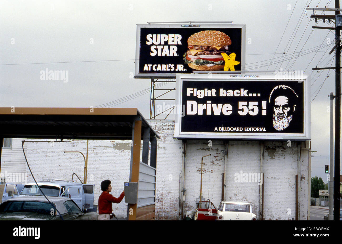 Affissioni circa 1980 dotate di Ayatollah Khomeini vicino auto car wash in Hollywood, California Foto Stock