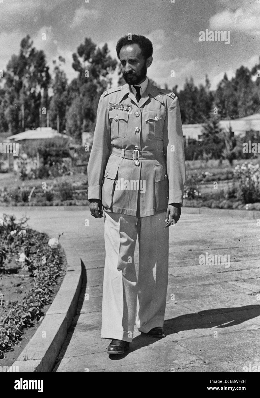 I militari americani delegazione chiede Haile Selassie. Sua Maestà Haile Selassie imperatore di Etiopia, passeggiando nei terreni del palazzo, circa 1944 Foto Stock
