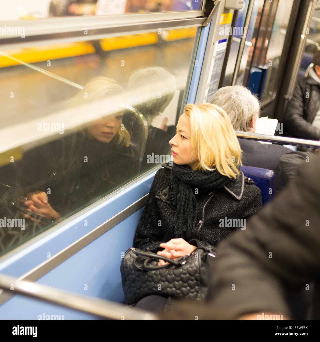 Donna che guarda fuori metro è in finestra. Foto Stock