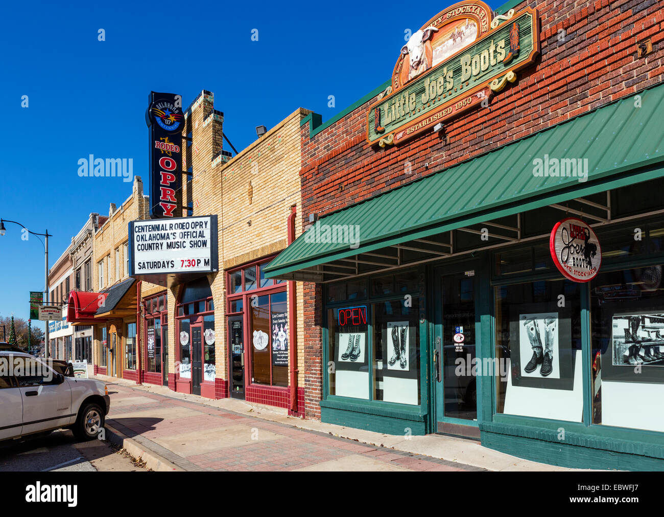 Negozi e bar su Exchange Avenue nello storico quartiere di piazzale di stoccaggio, Oklahoma City, OK, STATI UNITI D'AMERICA Foto Stock