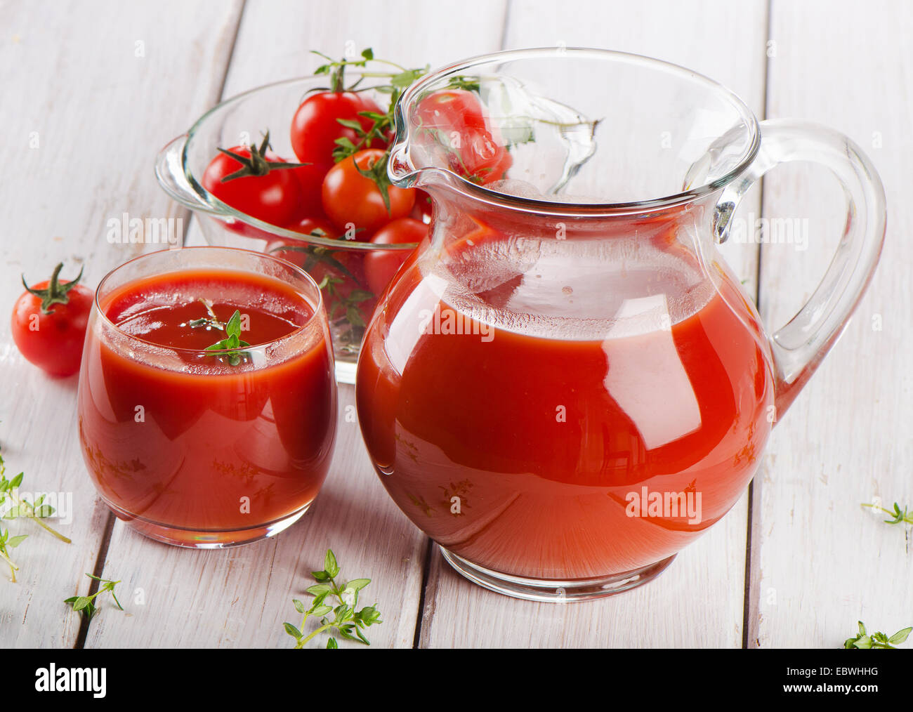 I succhi di pomodoro con erbe fresche . Messa a fuoco selettiva Foto Stock