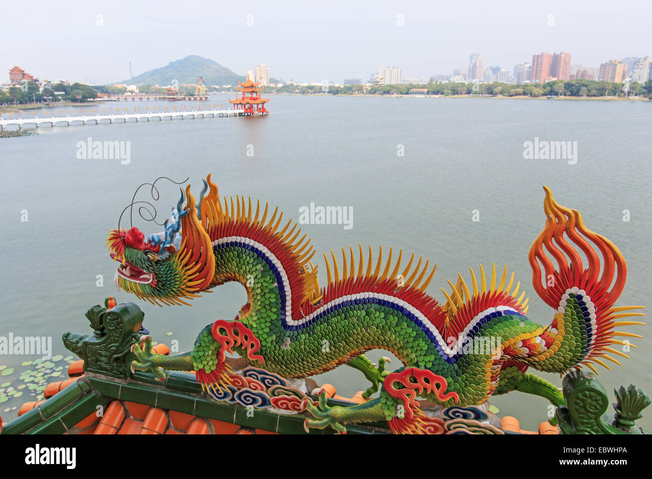 Dettaglio del drago a Dragon e Tiger pagode di Lotus Pond, Kaohsiung Foto Stock