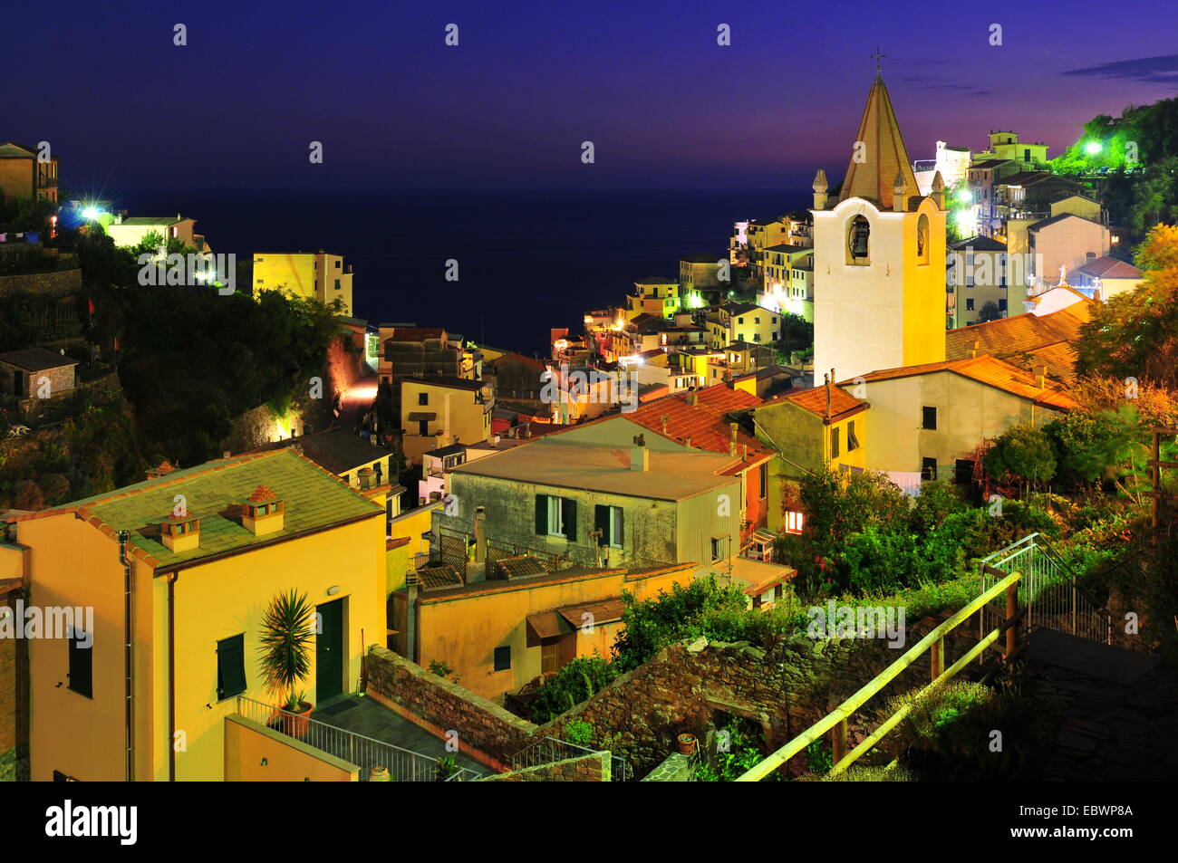 Villaggio illuminato di Riomaggiore di notte, Riomaggiore Cinque Terre Liguria, Italia Foto Stock