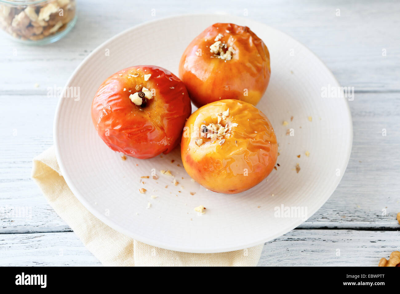 Mele cotte su una piastra, cibo gustoso Foto Stock