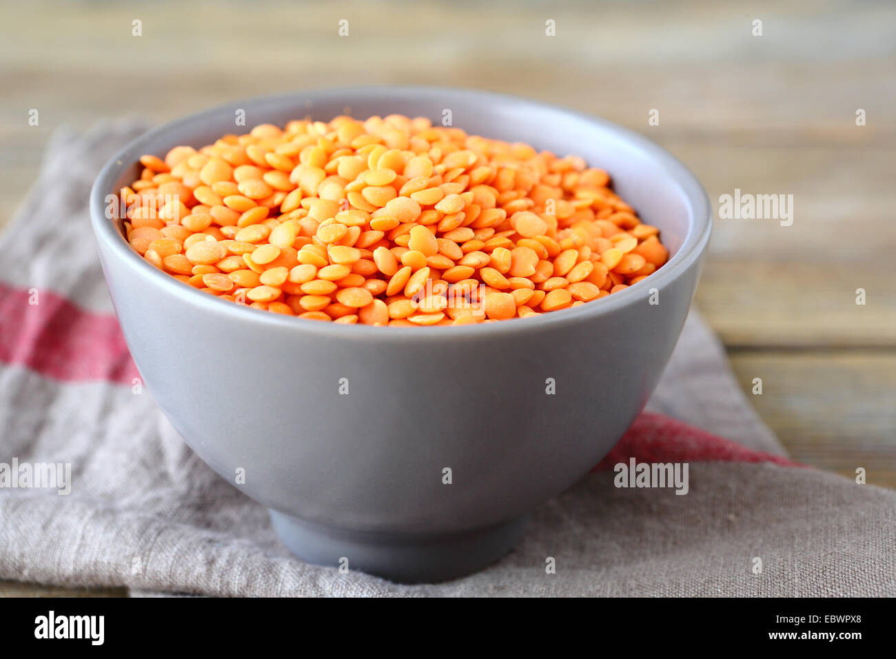 Materie le lenticchie in una ciotola, cibo sano Foto Stock