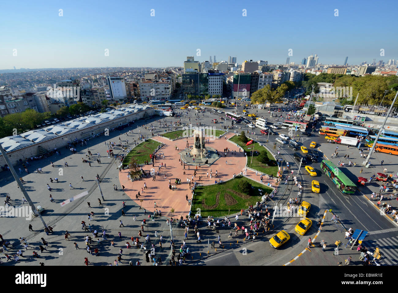 Piazza Taksim o Taksim Meydani, indipendenza monumento di Mustafa Kemal Atatuerk, Beyoğlu, Istanbul, lato europeo Foto Stock