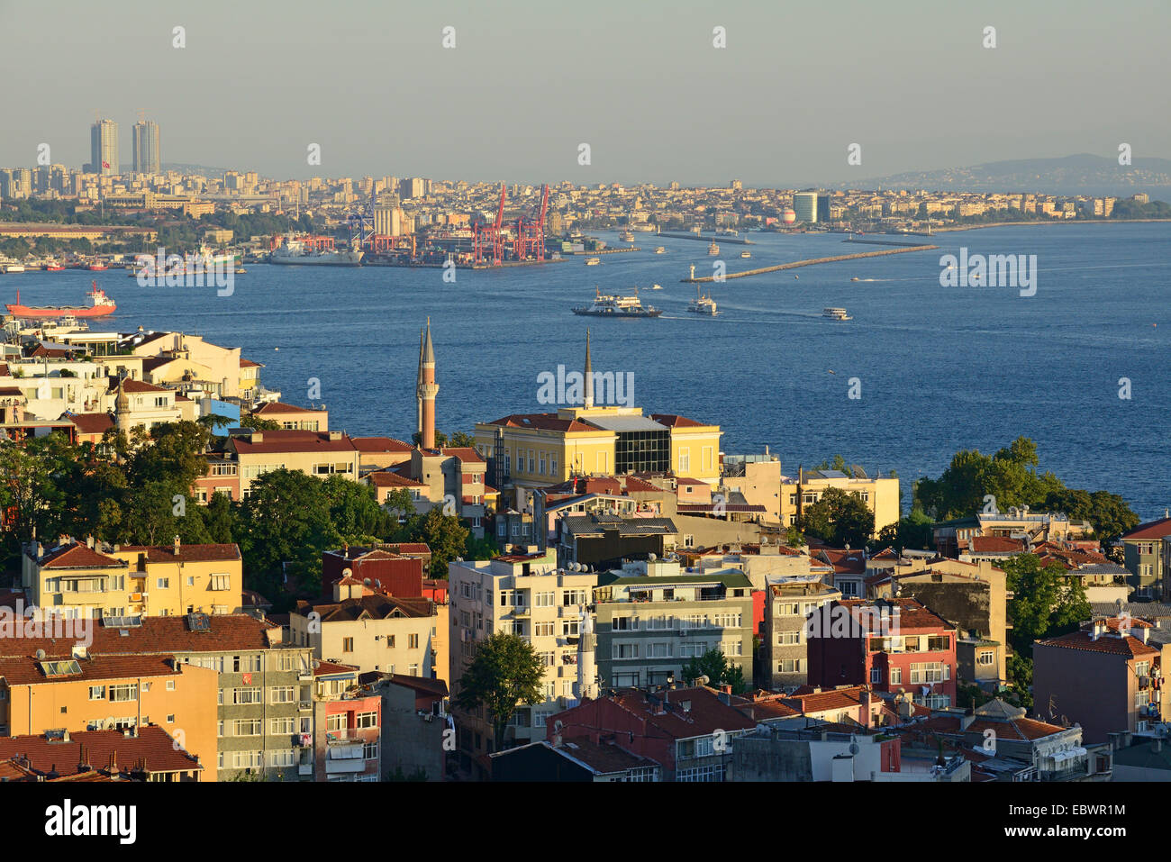 Vista da Beyoğlu oltre il Mar di Marmara e Ueskuedar sulla sponda asiatica, Istanbul, parte europea, Provincia di Istanbul, Turchia Foto Stock