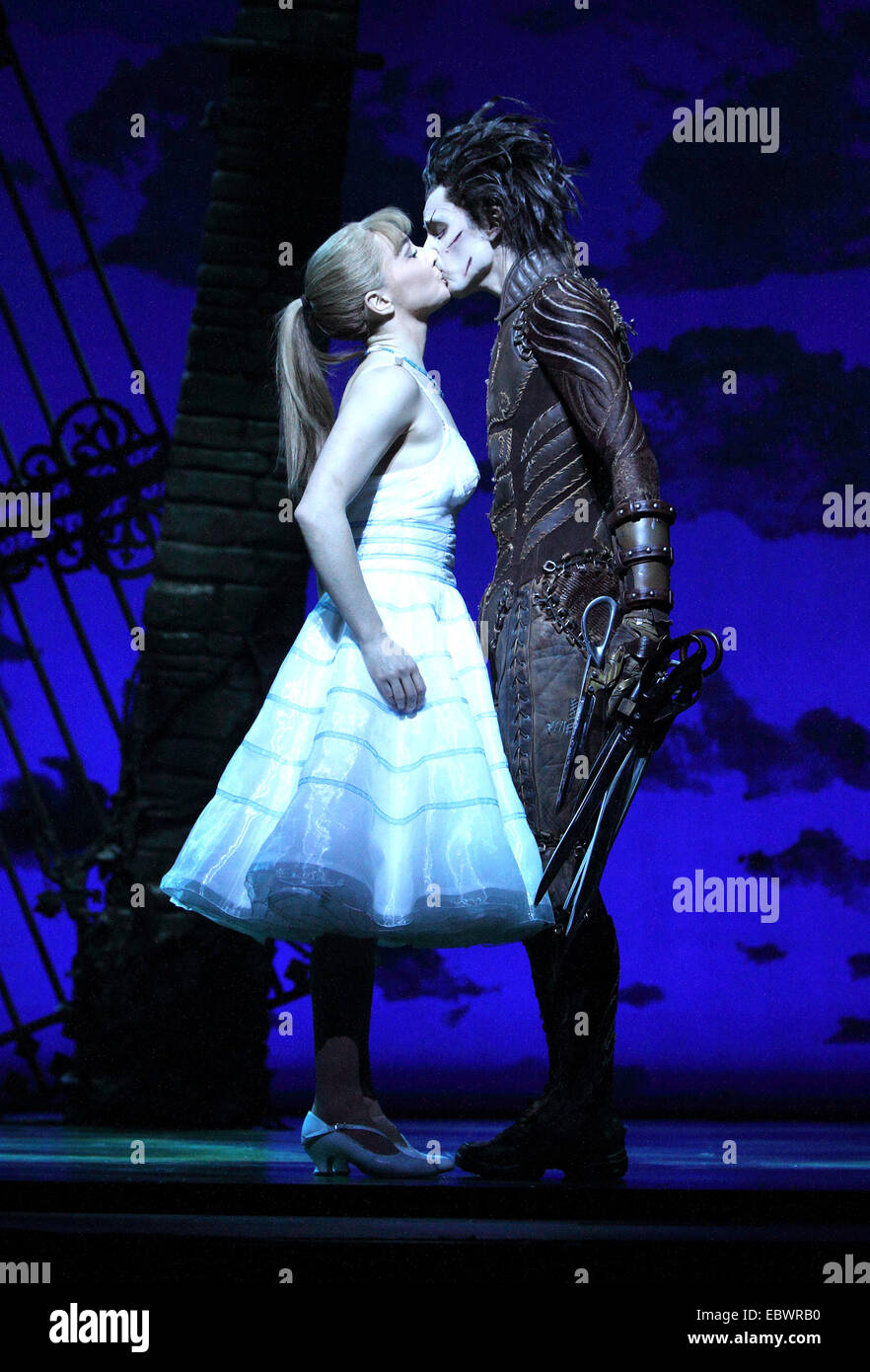 Sadlers Wells, Londra, Regno Unito. 4 dicembre, 2014. Liam il tosaerba come 'Edward Mani di forbice" e Katy Lowenhoff come 'Kim Boggs' Photocall di Matthew Bourne's adeguamento per lo stadio di Tim Burton film 'Edward Mani di Forbice' a Sadler's Wells, a Londra il 4 dicembre 2014 "Edward Mani di forbice" è svolto da Liam rasaerba e Dominic Nord, 'Kim Boggs' è svolto da Katy Lowenhoff e Ashley Shaw (sulle alternative notti) Credito: KEITH MAYHEW/Alamy Live News Foto Stock