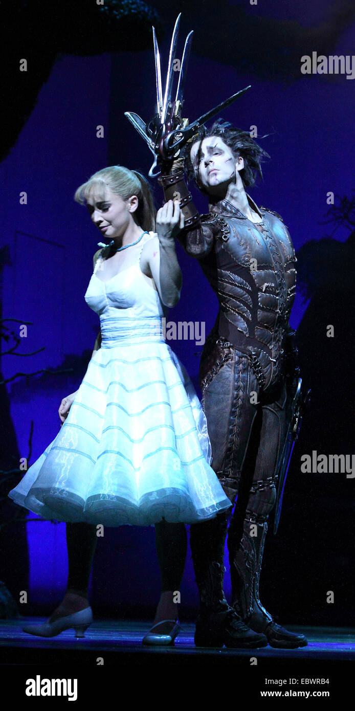 Sadlers Wells, Londra, Regno Unito. 4 dicembre, 2014. Liam il tosaerba come 'Edward Mani di forbice" e Katy Lowenhoff come 'Kim Boggs' Photocall di Matthew Bourne's adeguamento per lo stadio di Tim Burton film 'Edward Mani di Forbice' a Sadler's Wells, a Londra il 4 dicembre 2014 "Edward Mani di forbice" è svolto da Liam rasaerba e Dominic Nord, 'Kim Boggs' è svolto da Katy Lowenhoff e Ashley Shaw (sulle alternative notti) Credito: KEITH MAYHEW/Alamy Live News Foto Stock