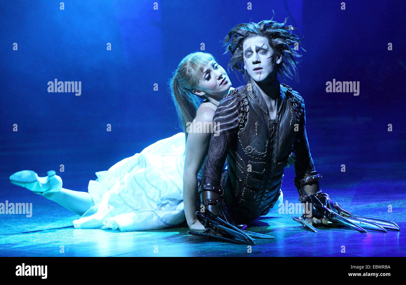 Sadlers Wells, Londra, Regno Unito. 4 dicembre, 2014. Dominic nord come 'Edward Mani di Forbice' e Ashley Shaw come 'Kim Boggs' Photocall di Matthew Bourne's adeguamento per lo stadio di Tim Burton film 'Edward Mani di Forbice' a Sadler's Wells, a Londra il 4 dicembre 2014 "Edward Mani di forbice" è svolto da Liam rasaerba e Dominic Nord, 'Kim Boggs' è svolto da Katy Lowenhoff e Ashley Shaw (sulle alternative notti) Credito: KEITH MAYHEW/Alamy Live News Foto Stock