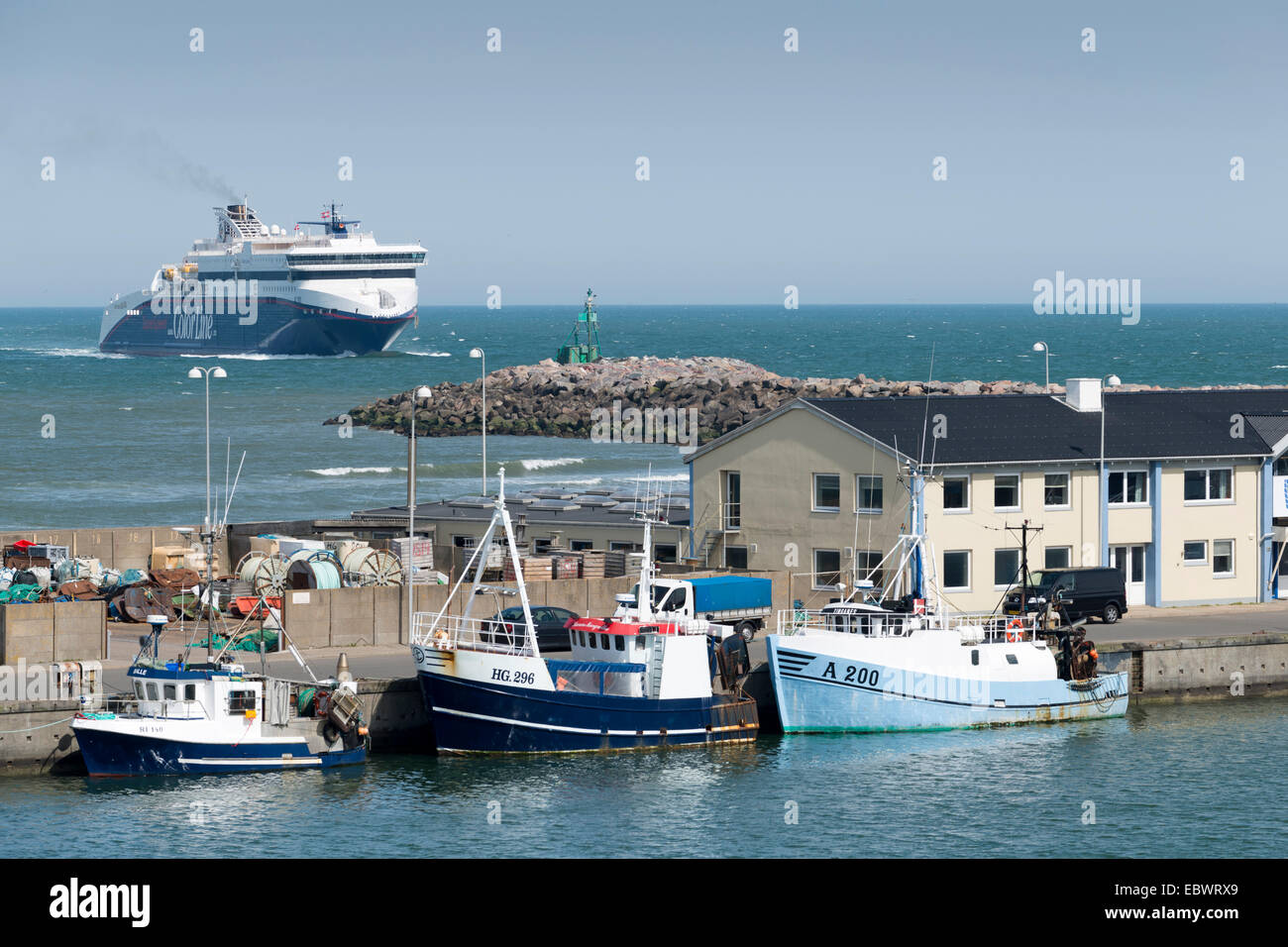 Color Line traghetto in avvicinamento al porto, Hirtshals, nello Jutland, Danimarca Foto Stock
