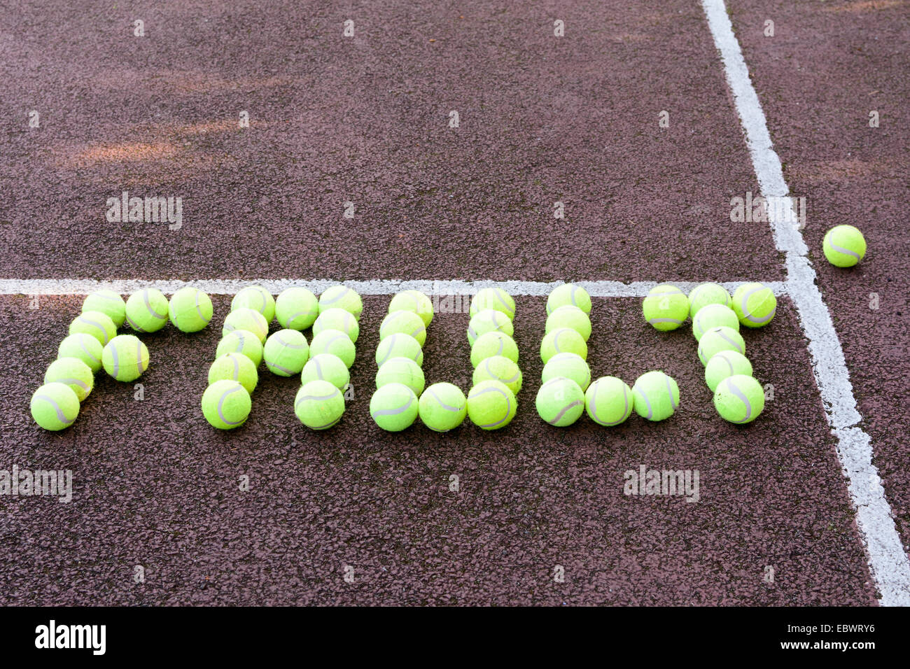 Servizio di tennis - anomalia delle palle da tennis Foto Stock