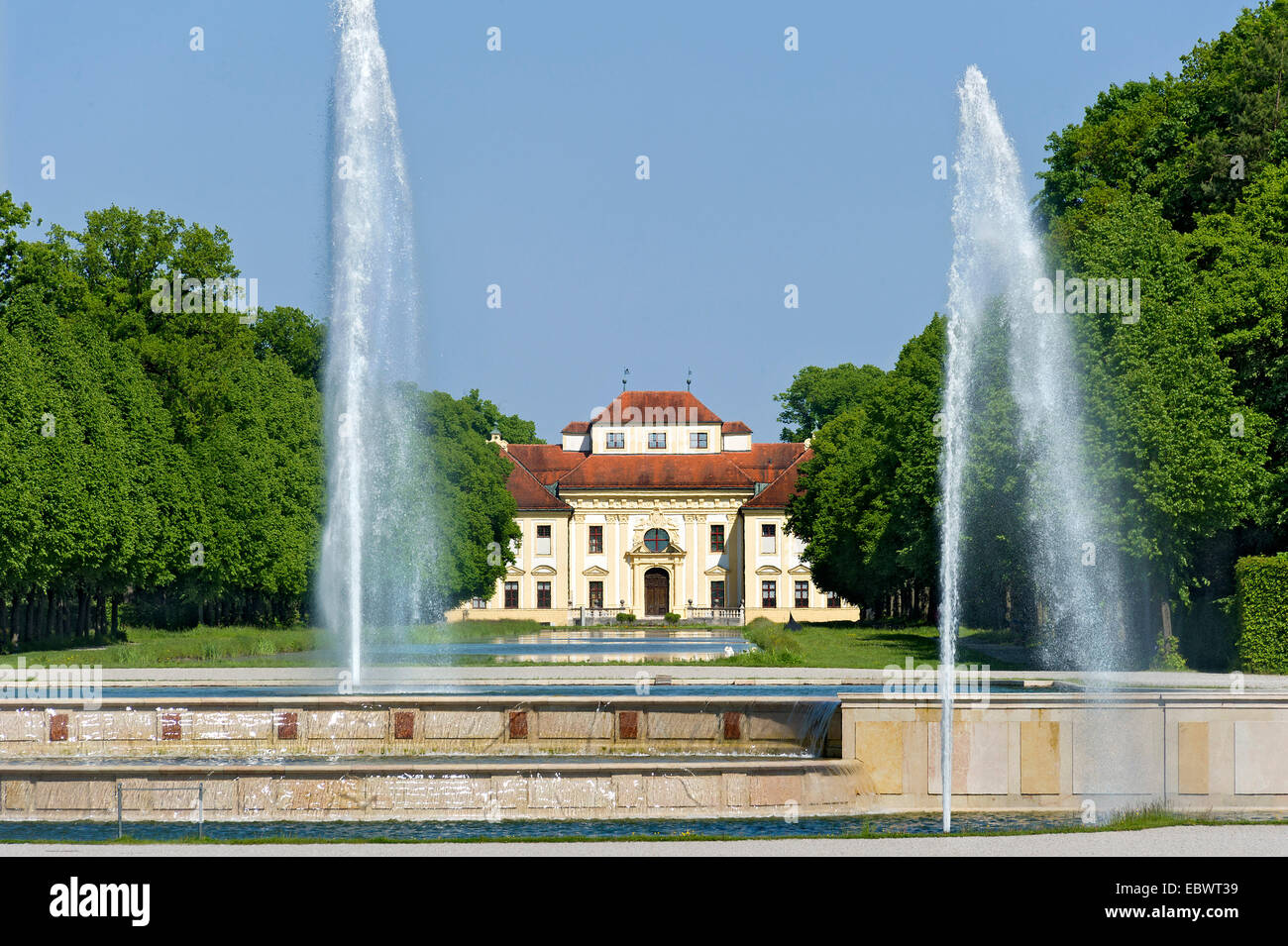 Palazzo Lustheim, canale centrale con fontane e cascate con fontana centrale, Schlosspark palace gardens Foto Stock
