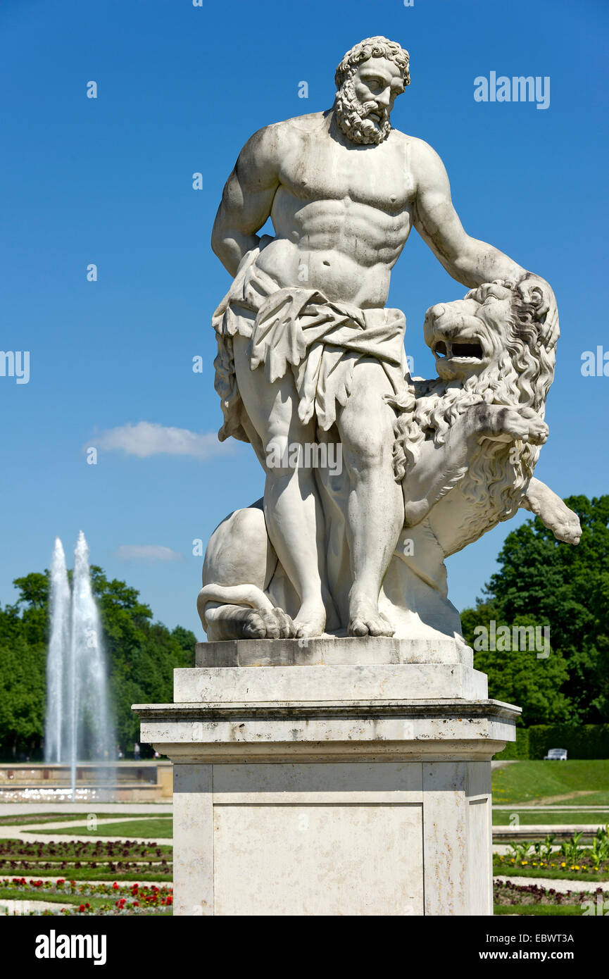 Statua di Ercole da Giuseppe Volpini, Schlosspark Palace Gardens, Palazzo Schleissheim complessa, Oberschleißheim, Alta Baviera Foto Stock