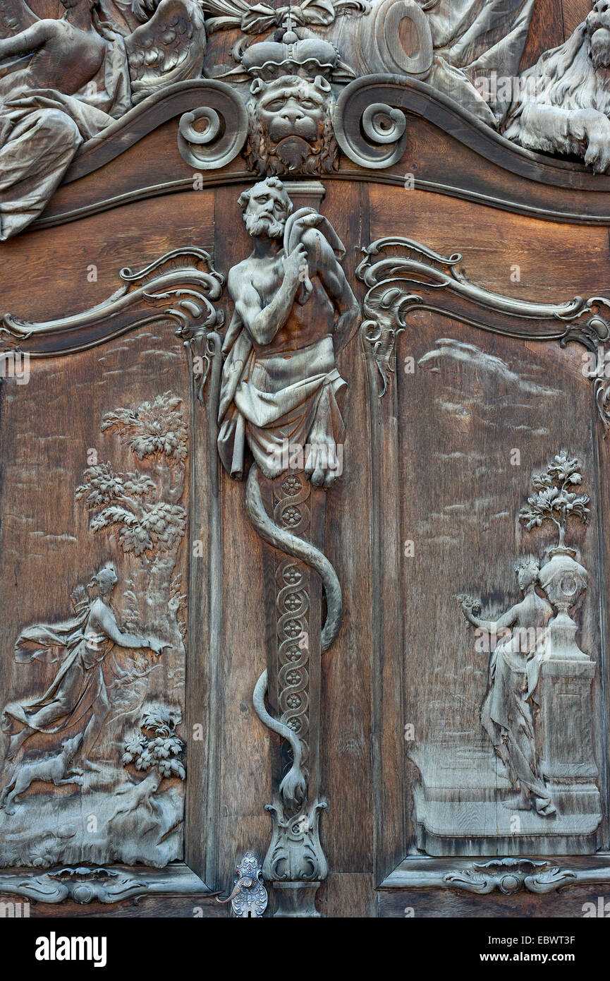 Scolpiti immagine in rilievo sul portale in legno, Schleissheim Nuovo Palazzo, dal lato est, Oberschleißheim, Alta Baviera, Baviera, Germania Foto Stock