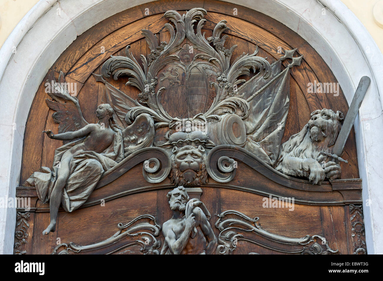 Scolpiti immagine in rilievo sul portale in legno, Schleissheim Nuovo Palazzo, dal lato est, Oberschleißheim, Alta Baviera, Baviera, Germania Foto Stock