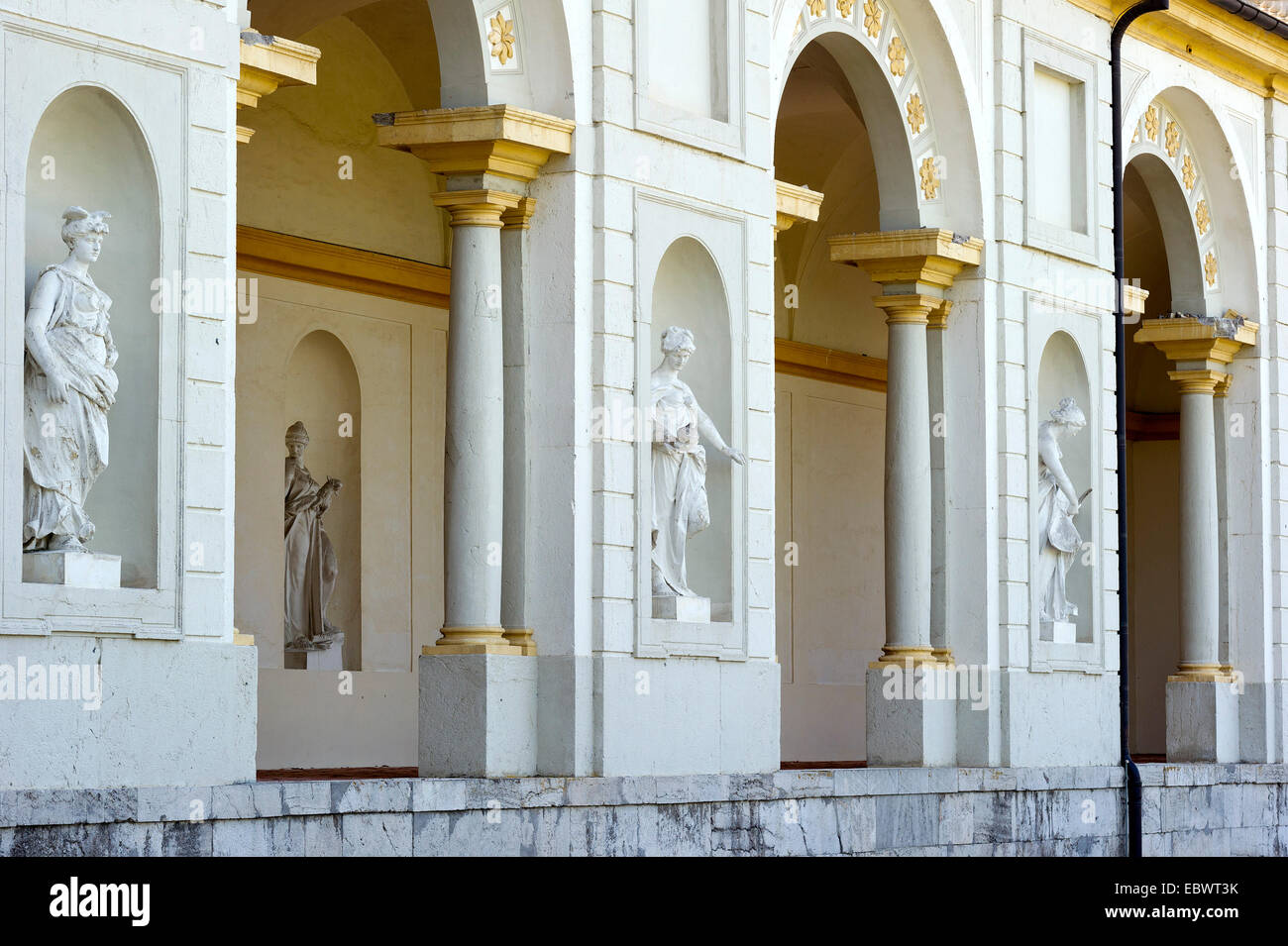 Portici Meridionali con statue femminili, Muse, Schleissheim Nuovo Palazzo, dal lato est, Oberschleißheim, Alta Baviera, Baviera Foto Stock
