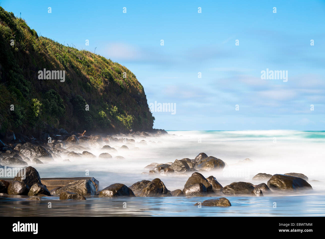 Lavaggio di surf sulle rocce sulla spiaggia, Opunake, Taranaki Regione, Nuova Zelanda Foto Stock