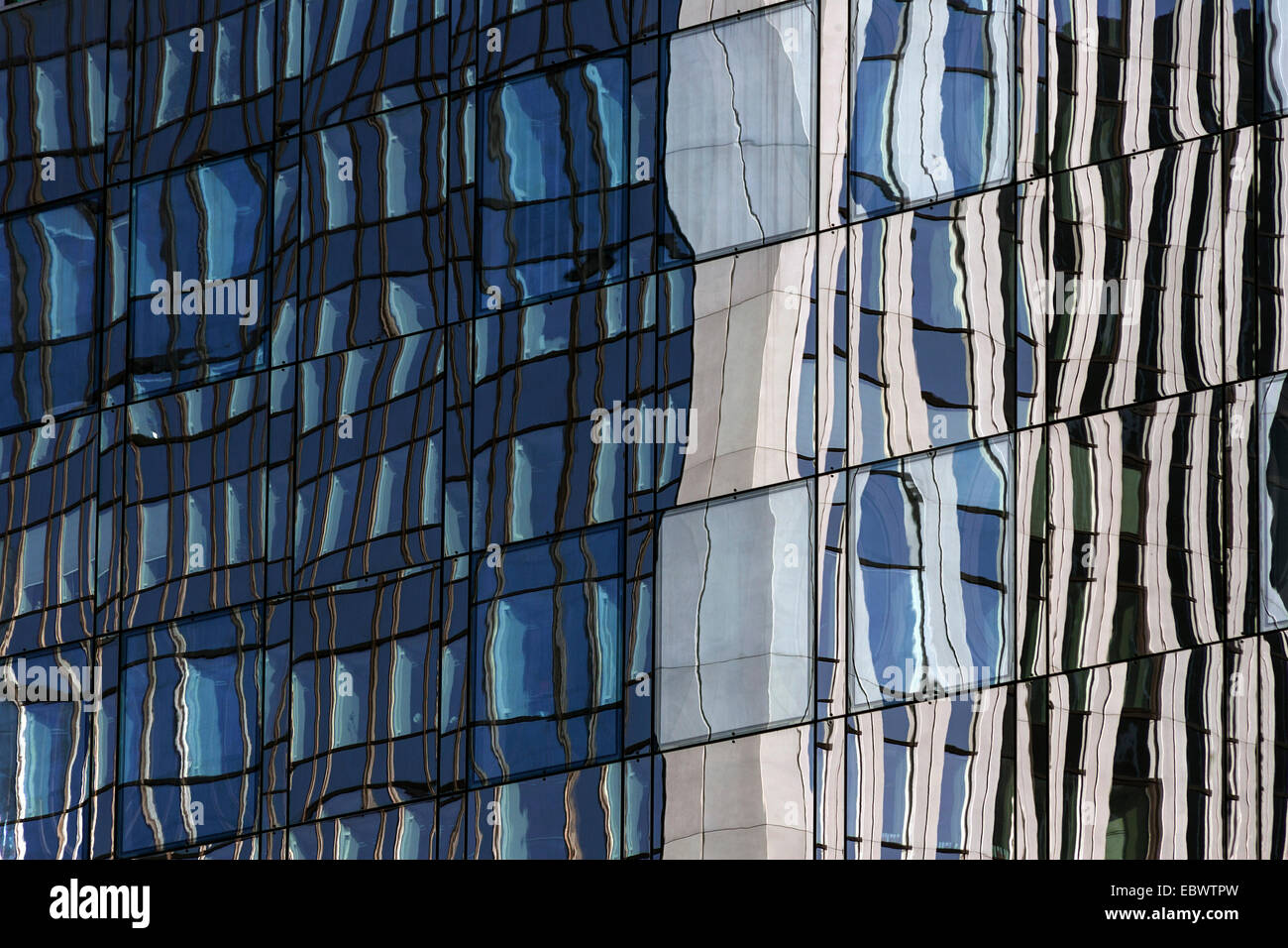La facciata in vetro con riflessioni, il Quartiere Finanziario, Westend, Frankfurt am Main, Hesse, Germania Foto Stock