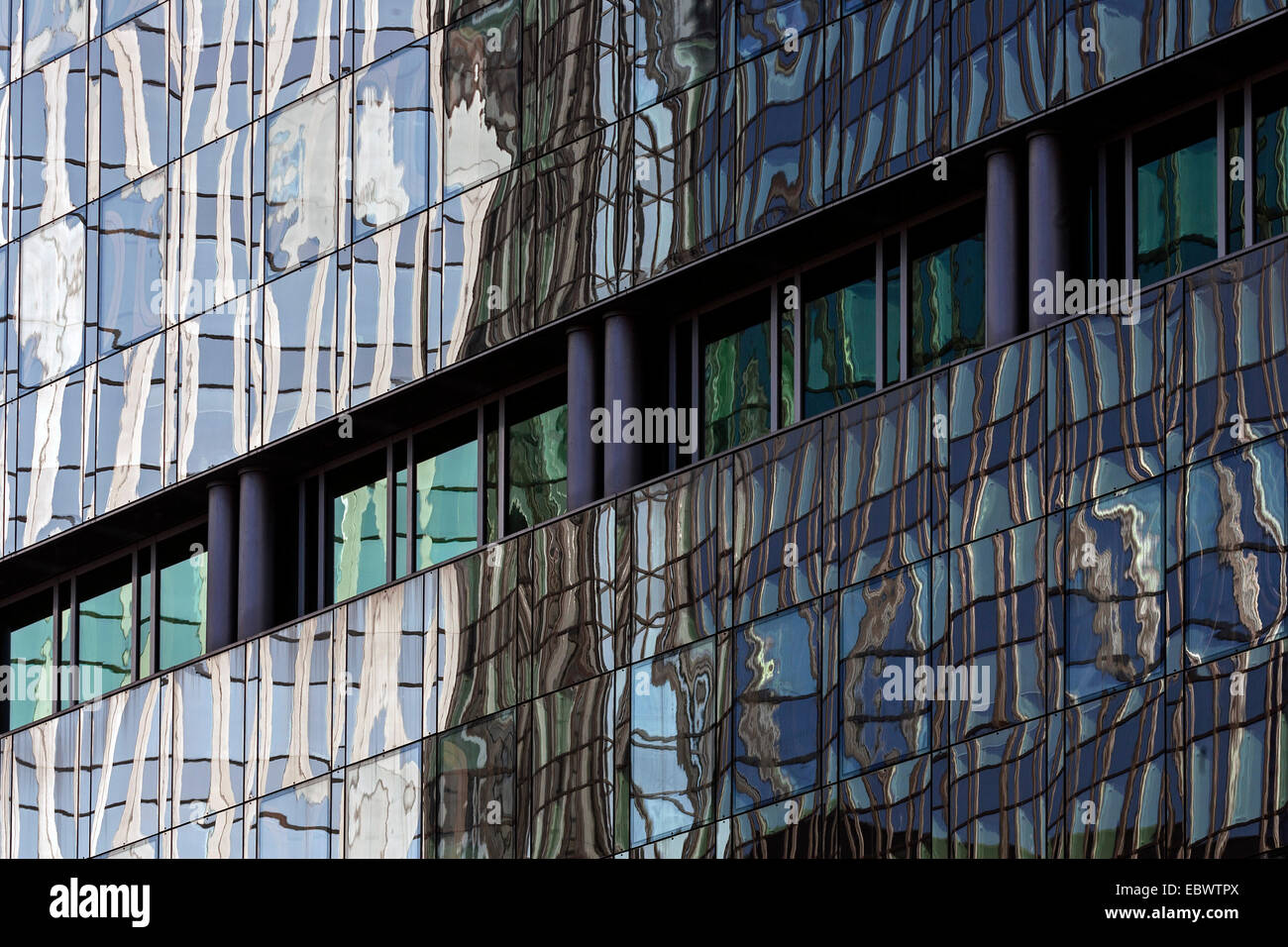 La facciata in vetro con riflessioni, il Quartiere Finanziario, Westend, Frankfurt am Main, Hesse, Germania Foto Stock