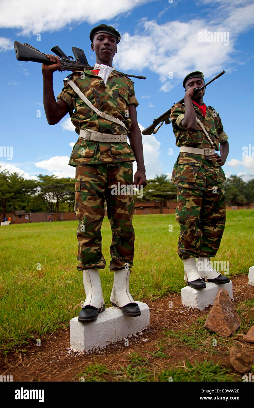 Le protezioni di onore in piedi con le armi sul marciapiede, Burundi Bujumbura Foto Stock