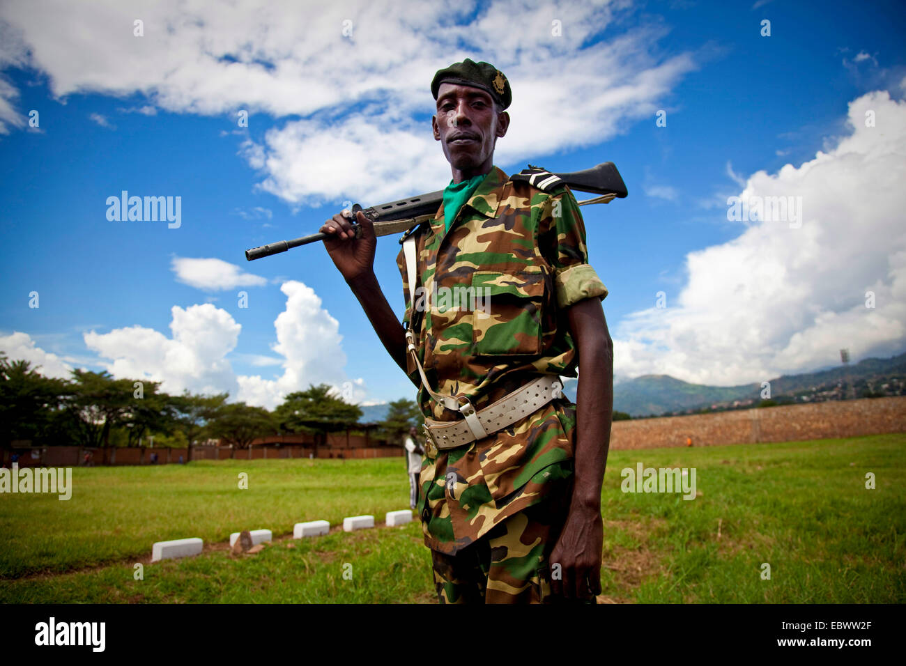 Soldato imbracciatura la sua pistola, Burundi Bujumbura Foto Stock