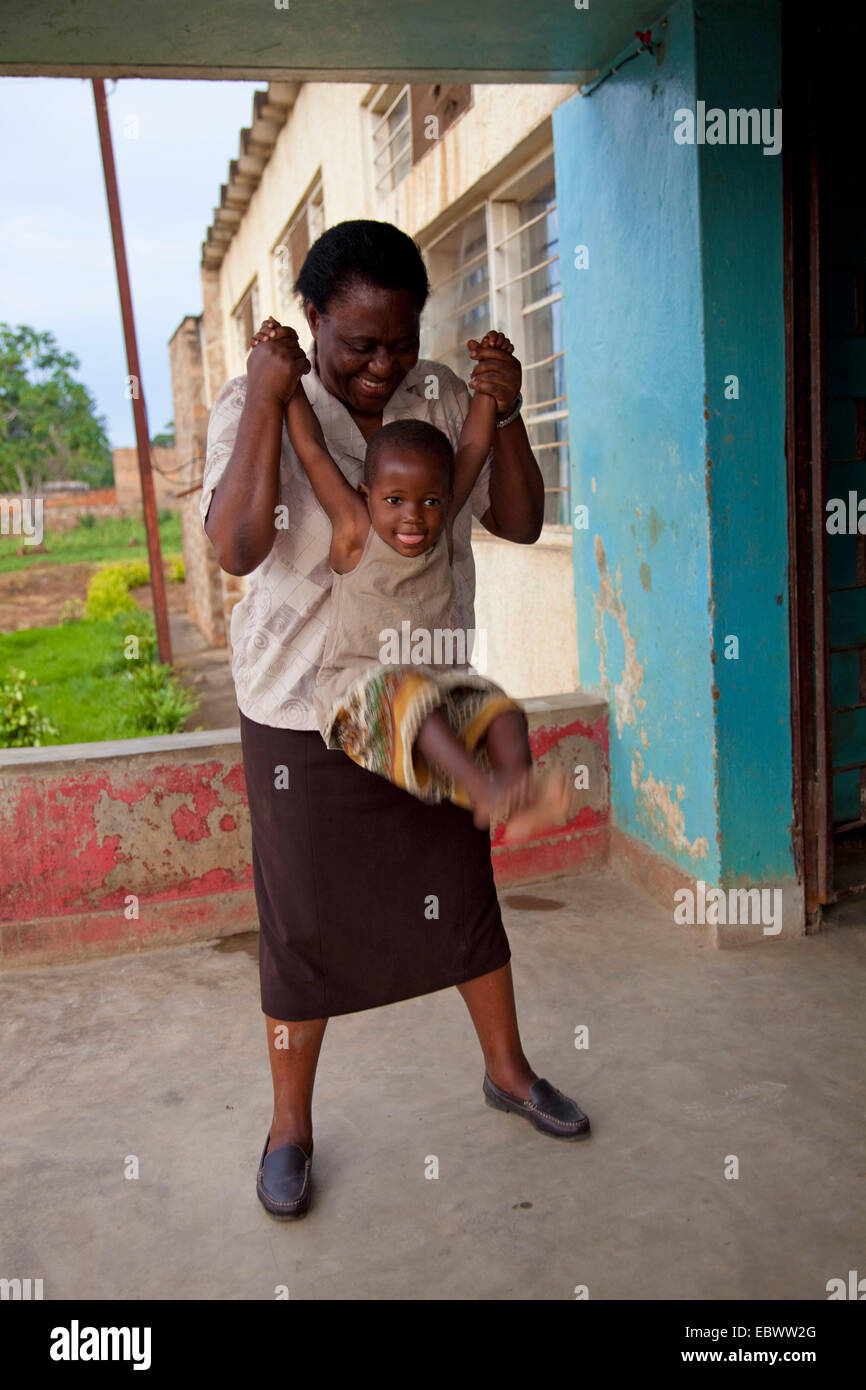 Donna che gioca con il suo bambino, Burundi Bujumbura Foto Stock