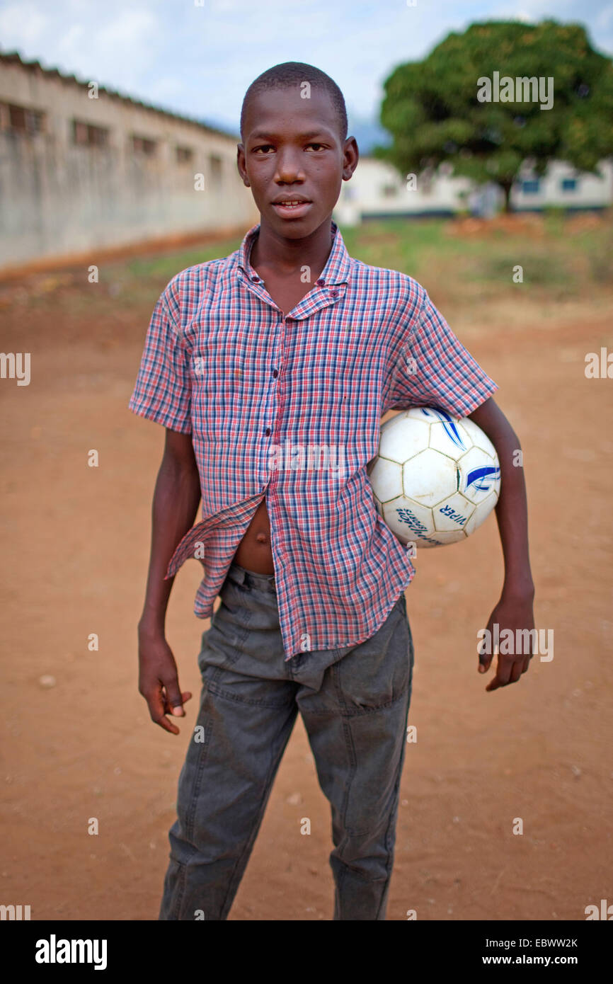 Ragazzo con il calcio sotto il suo braccio, il Burundi Bujumbura Foto Stock