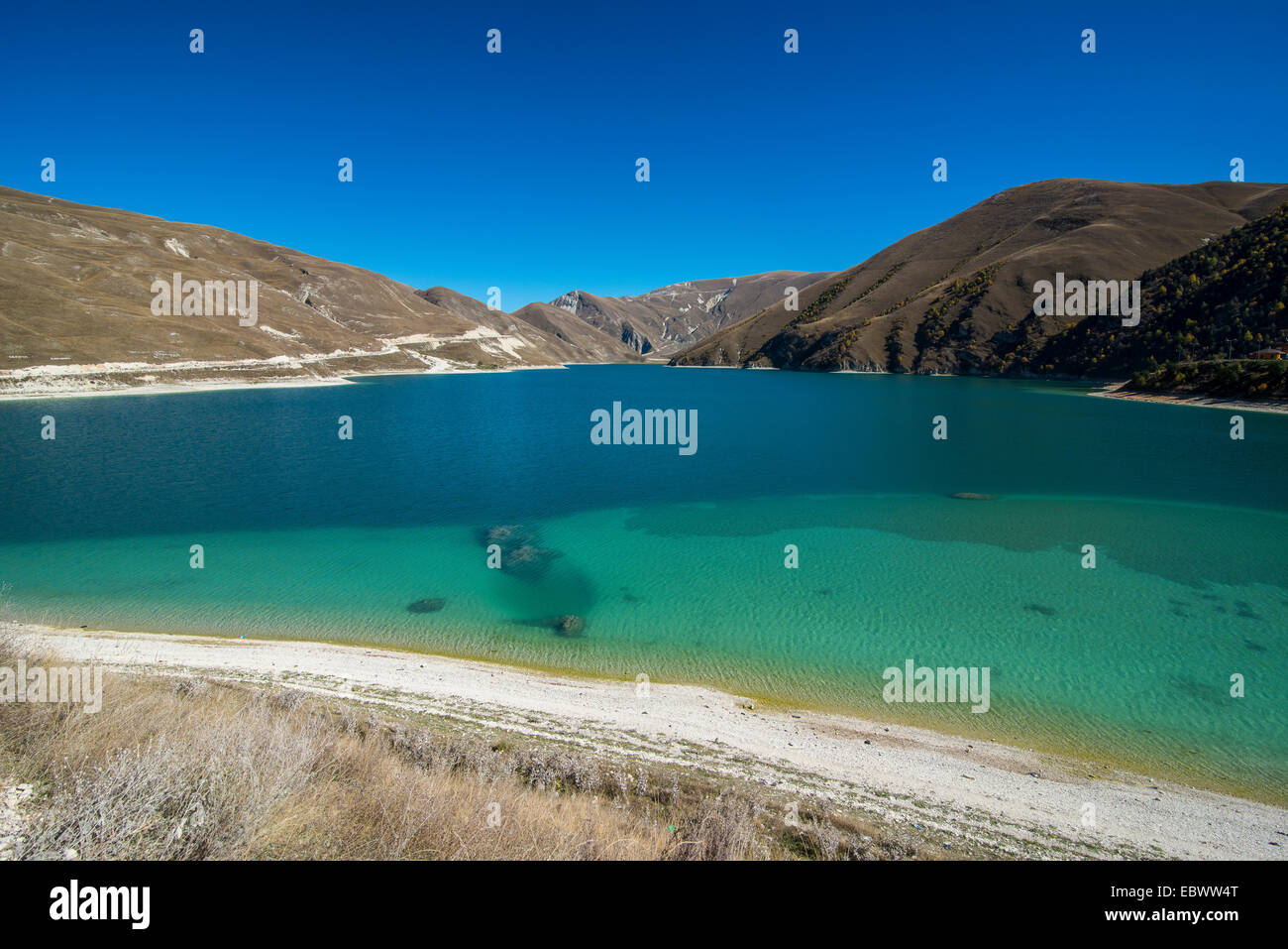 Lago Kezenoyam nelle montagne ceceno, Cecenia, Caucaso, Russia Foto Stock