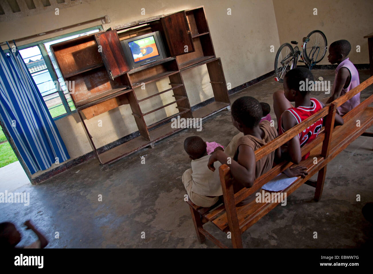 Un gruppo di bambini a guardare la TV in un orfanotrofio, Burundi Bujumbura Mairie, Bujumbura Foto Stock