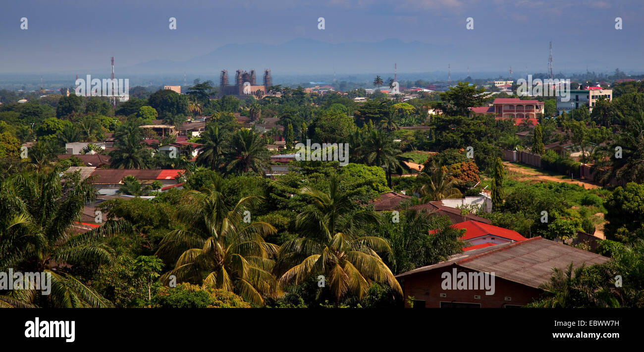 Vista panoramica sul trimestre 'Ngangara' della capitale, nel mezzo di una grande moschea in costruzione, sullo sfondo il lago Tanganijka, Burundi Bujumbura Mairie, Bujumbura Foto Stock