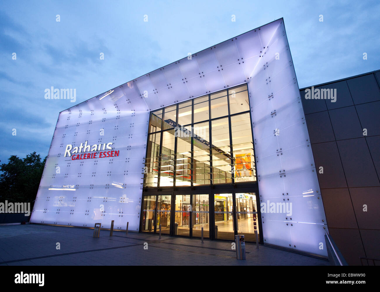 Nuovo centro commerciale Rathaus Galerie in al crepuscolo, in Germania, in Renania settentrionale-Vestfalia, la zona della Ruhr, Essen Foto Stock