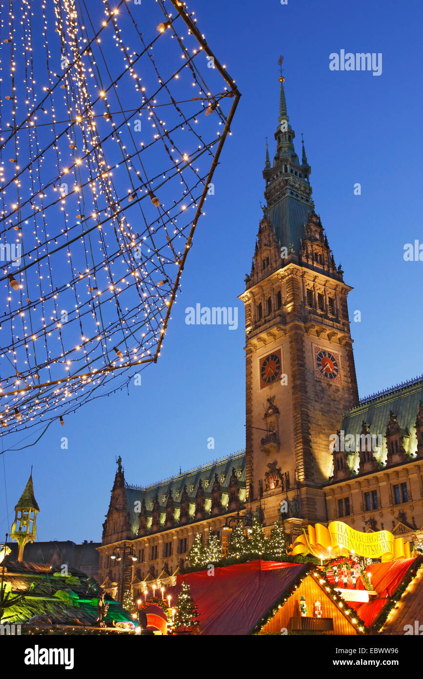 Mercatino di Natale presso il municipio di blue ora, Germania, Amburgo Foto Stock