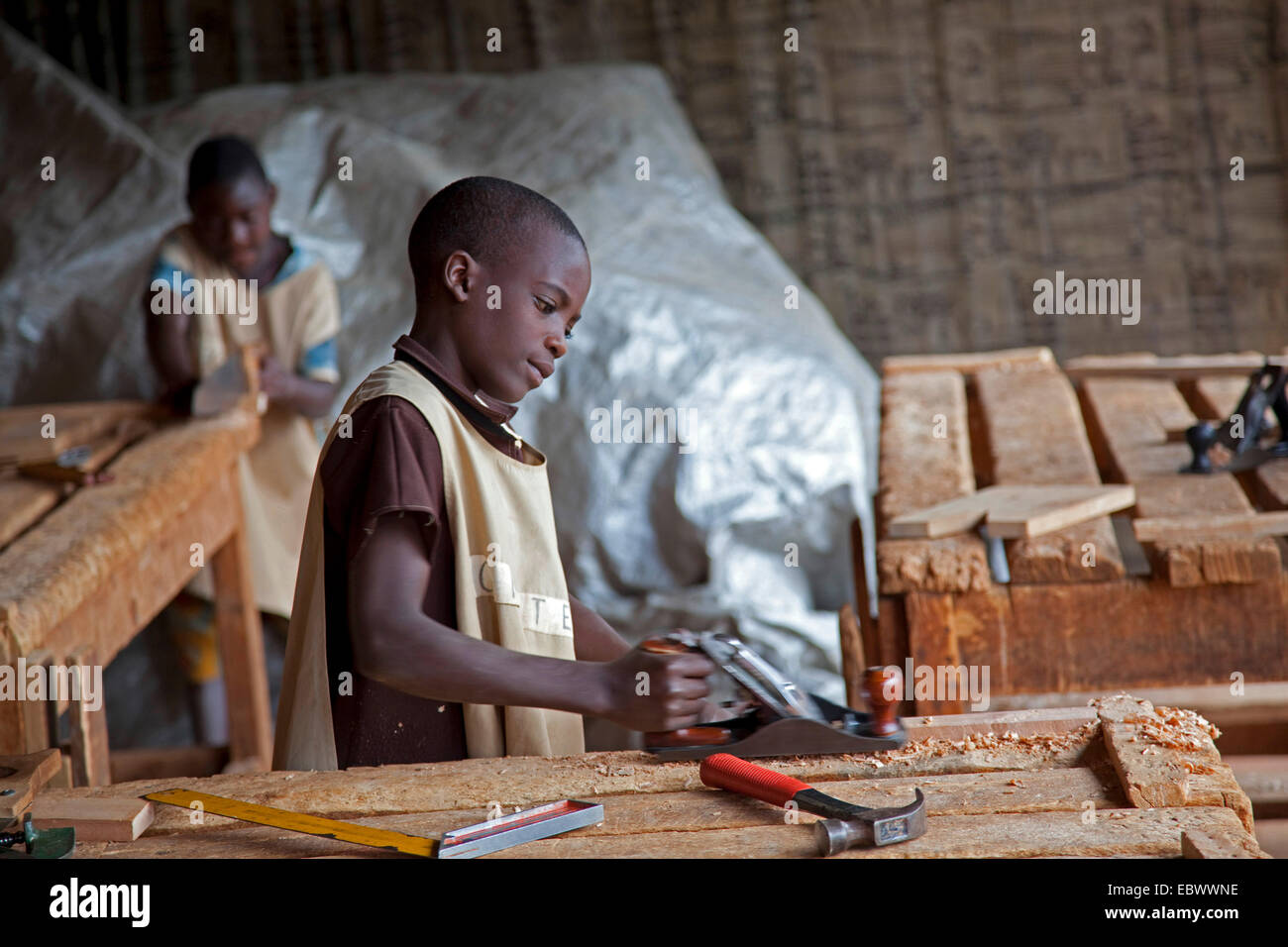 Adolescente diventando l'apprendistato come cabinet maker, Burundi, Ngozi, Ngozi Foto Stock