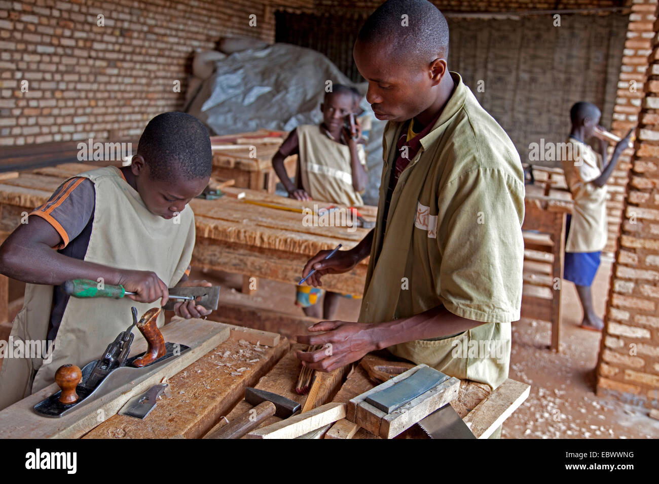 Adolescente diventando l'apprendistato come cabinet maker, Burundi, Ngozi, Ngozi Foto Stock