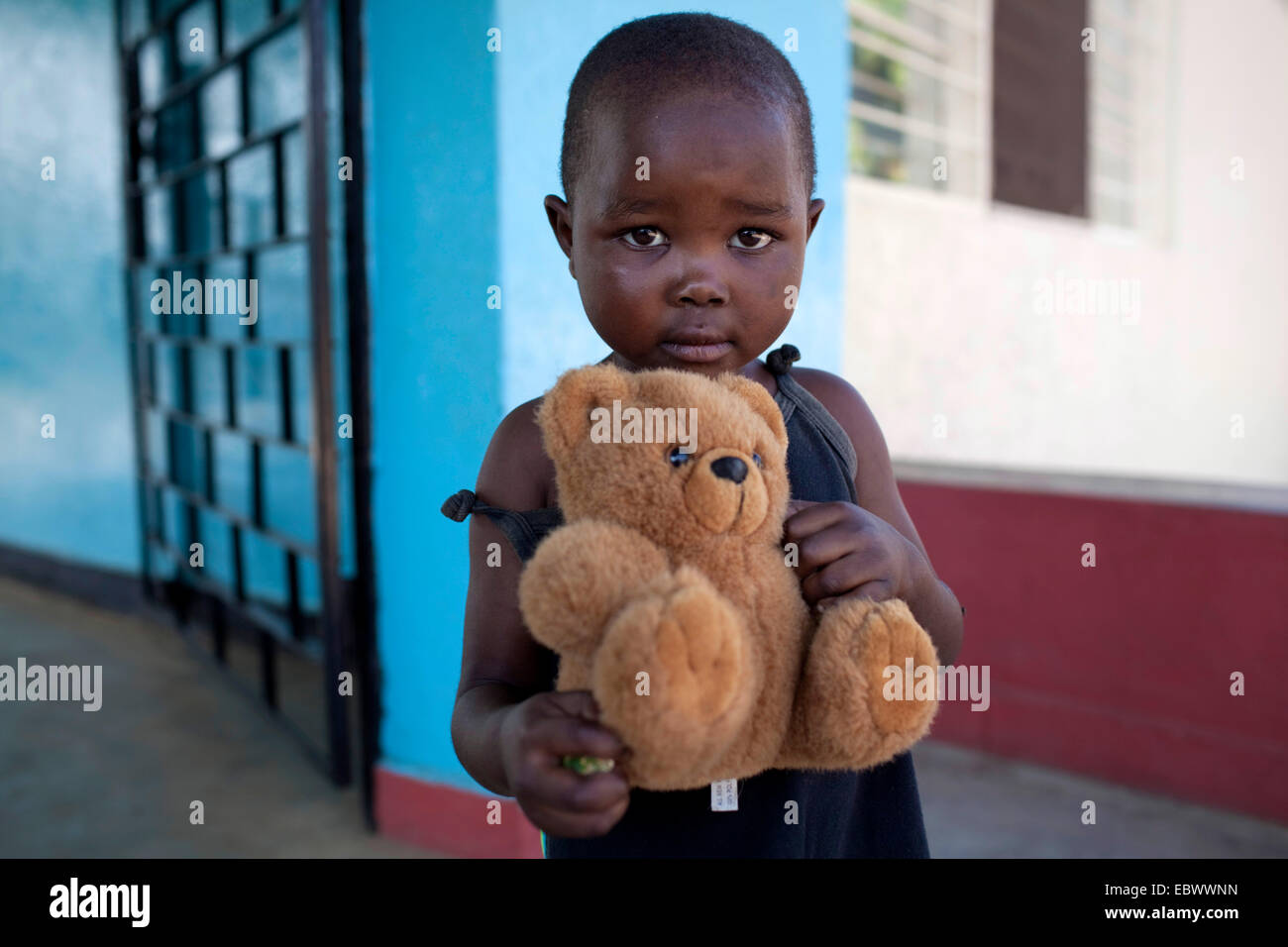 Bambina con Teddy bear, ritratto, Burundi Bujumbura Mairie, Bujumbura Foto Stock